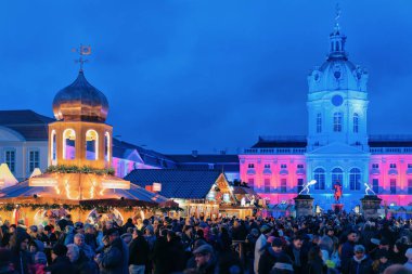 Berlin, Almanya - 9 Aralık 2017: Berlin Kış Berlin'deki Charlottenburg Sarayı'nda Gece Noel Pazarı. Çarşıda El Sanatları Öğeleri ile Advent Fuar Dekorasyon ve Tezgahlar.