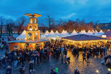 Berlin, Almanya - 9 Aralık 2017: Charlottenburg Palace'da Winter Berlin, Almanya'da Gece Noel Pazarı. Çarşıda El Sanatları Öğeleri ile Advent Fuar Dekorasyon ve Tezgahlar.