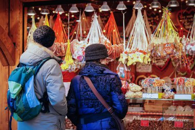 Berlin, Almanya - 10 Aralık 2017: Almanya'nın Kış aylarında Alexanderplatz'da Noel Pazarında Kurabiye ve Şekerleme ler Sweet stall'da insanlar. Advent Fuar Dekorasyon ve El Sanatları Öğeleri ile Tezgahları