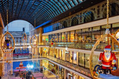 Berlin, Almanya - 12 Aralık 2017: Santa Claus Alışveriş Merkezi'nde Berlin ve Berlin, Almanya'da Noel dekorasyonu ve ışıkları. Perakende mağazaları iç.