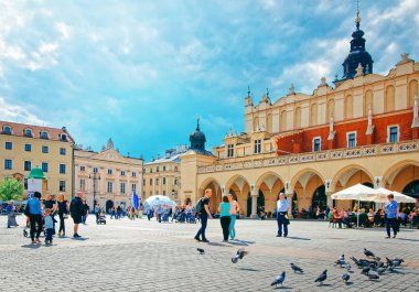 Krakow, Polonya - 1 Mayıs 2014: İnsanlara Cloth Hall, Main Market Square, Krakow, Polonya