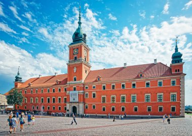 Warsaw, Polonya - 20 Ağustos 2012: Royal Castle Castle Square, Varşova, Polonya, insanlar