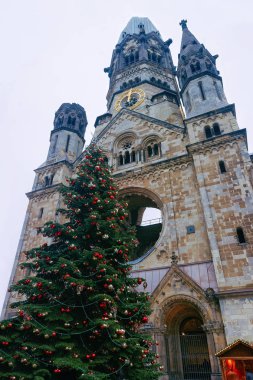 Kış Berlin'de Kaiser Wilhelm Memorial Kilisesi'nde Noel Ağacı, Almanya. Advent Fuarı Çarşıda Dekorasyon.