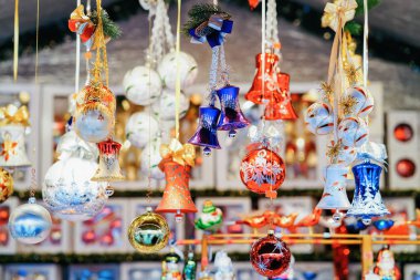 Kış Berlin Belediye Binası'nda Noel Pazarı'nda Noel ağacı süslemeleri, Almanya. Advent Fuarı ve Çarşıda El Sanatları Öğeleri ile Tezgahlar.