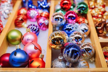 Kış Berlin Belediye Binası'nda Noel Pazarı Noel ağacı süslemeleri, Almanya. Advent Fuarı ve Çarşıda El Sanatları Öğeleri ile Tezgahlar.