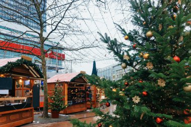 Kış Berlin'de Kaiser Wilhelm Memorial Kilisesi'nde Pazarnoel Ağacı, Almanya. Çarşıda El Sanatları Öğeleri ile Advent Fuar Dekorasyon ve Tezgahlar.