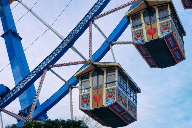 Kış Berlin Alexanderplatz Noel Pazarında Dönme Dolap, Almanya. Çarşıda El Sanatları Öğeleri ile Advent Fuar Dekorasyon ve Tezgahlar.