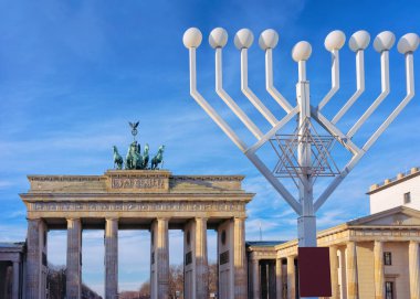 Hanukkah Menorah Berlin Brandenburg kapısında, Almanya