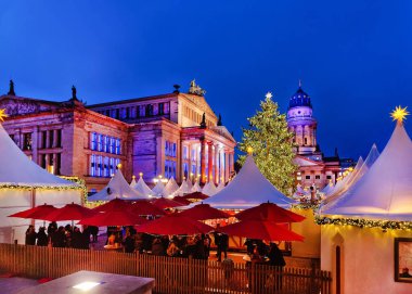 Kış Berlin Gendarmenmarkt meydanında Gece Noel Pazarı, Almanya. Çarşıda El Sanatları Öğeleri ile Advent Fuar Dekorasyon ve Tezgahlar.