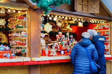 Kış Berlin'de Kaiser Wilhelm Memorial Kilisesi'nde Noel Pazarı'nda tezgahinsanlar, Almanya. Çarşıda El Sanatları Öğeleri ile Advent Fuar Dekorasyon ve Tezgahlar.