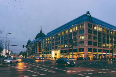 Berlin, Almanya'da gece Alışveriş Merkezi ile Street. Perakende mağazaları iç.