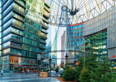 Berlin, Almanya - 13 Aralık 2017: Winter Berlin'deki Potsdamer Platz'daki Sony Center'da Noel Pazarı, Almanya. 