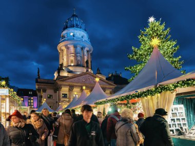 Berlin, Almanya - 8 Aralık 2017: Berlin'deki Gendarmenmarkt'ta Kış, Almanya'da Gece Noel Pazarı. Çarşıda El Sanatları Öğeleri ile Advent Fuar Dekorasyon ve Tezgahlar.