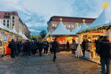 Berlin, Almanya - 8 Aralık 2017: Almanya'nın Kış Berlin'inde Gendarmenmarkt'ta Gece Noel Pazarı. Çarşıda El Sanatları Öğeleri ile Advent Fuar Dekorasyon ve Tezgahlar.