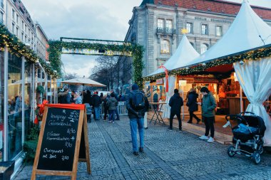 Berlin, Almanya - 8 Aralık 2017: Almanya'nın Kış Berlin'inde Jandarma Gece Noel Pazarı. Çarşıda El Sanatları Öğeleri ile Advent Fuar Dekorasyon ve Tezgahlar.
