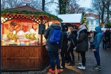 Berlin, Almanya - 9 Aralık 2017: Almanya'da Kış Berlin'deki Charlottenburg Sarayı'nda Noel Pazarı'nda insanlar. Çarşıda El Sanatları Öğeleri ile Advent Fuar Dekorasyon ve Tezgahlar.