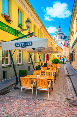 Vilnius, Litvanya - 4 Eylül 2014: Street Cafe ve Dominik kilise Kutsal Ruh'un eski tarihi merkezi şehir Vilnius, Litvanya ile. İnsanlar arka planda