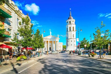 Vilnius, Litvanya - 4 Eylül 2014: Şafak Avenue katedral Meydanı ve çan kulesi Vilnius, Litvanya, eski şehrin tarihi merkezinde, Baltık ülke. İnsanlar arka planda