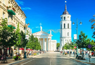 Vilnius, Litvanya - 4 Eylül 2014: İnsanlar katedral Meydanı ve çan kulesi içinde tarihsel Gediminas Caddesi üzerinde eski şehir Vilnius, Litvanya Merkezi.