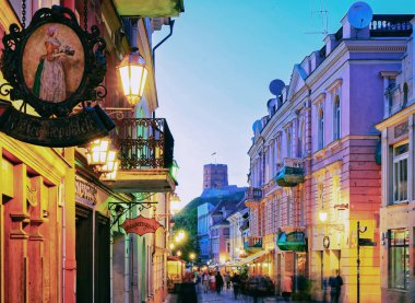 Vilnius, Litvanya - 24 Mayıs 2016: Şafak kule Vilnius, Litvanya akşamları geç Pilies sokaktan izlendi. Gediminas kule olarak üst Kalesi olarak da bilinir.