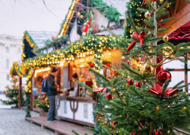 Kış Berlin'de Mitte Opernpalais Noel Pazarı, Almanya. Çarşıda El Sanatları Öğeleri ile Advent Fuar Dekorasyon ve Tezgahlar.