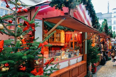 Kış Berlin, Almanya Mitte Opernpalais De Noel Pazarı. Çarşıda El Sanatları Öğeleri ile Advent Fuar Dekorasyon ve Tezgahlar.