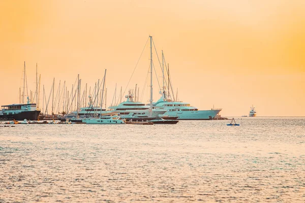 Jachtok Földközi Tenger Costa Smeralda Szardínián Olaszországban Napkeltekor — Stock Fotó