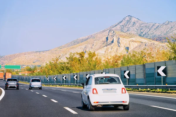 Bil Och Trafikskyltar Väg Italien — Stockfoto