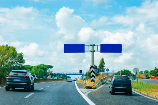 Αυτοκίνητα Και Κενές Μπλε Πινακίδες Κυκλοφορίας Στο Δρόμο Στην Ιταλία — Φωτογραφία Αρχείου