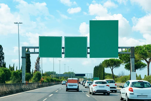 Autos Und Leere Grüne Verkehrsschilder Auf Der Straße Italien — Stockfoto