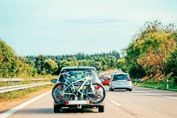 Bil Med Cyklar Vägen Schweiz — Stockfoto