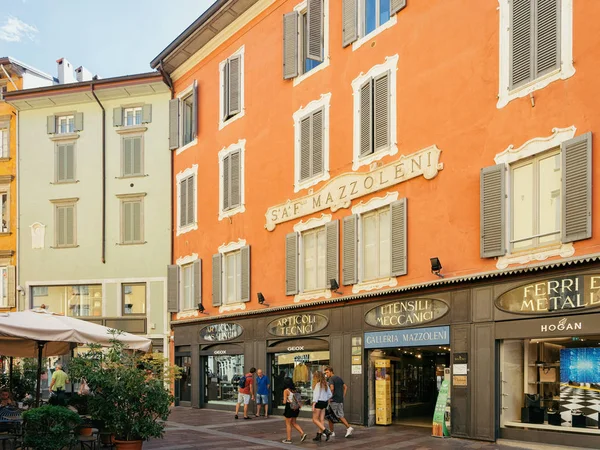 ベルガモ イタリア 2016 イタリアのロンバルディアのベルガモの下部都市のXxセッテムブレ通りを通ってガレリアマッツォーレーニギャラリー — ストック写真