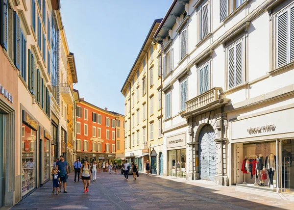 Bergamo, İtalya - 22 Ağustos 2016: İtalya'nın Lombardiya eyaletindeki Bergamo'nun Aşağı Şehri Via Xx Settembre Caddesi'ndeki ler