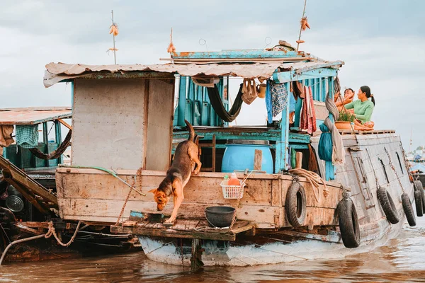 Can Tho 2016年2月28日 在湄公河三角洲的浮动市场 一家人住在船上 — 图库照片