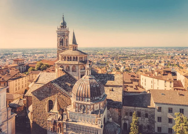 İtalya'da Lombardiya Bergamo Citta Alta Santa Maria Maggiore Bazilikası ile Cityscape. Bu eski şehrin adı Yukarı Şehir..