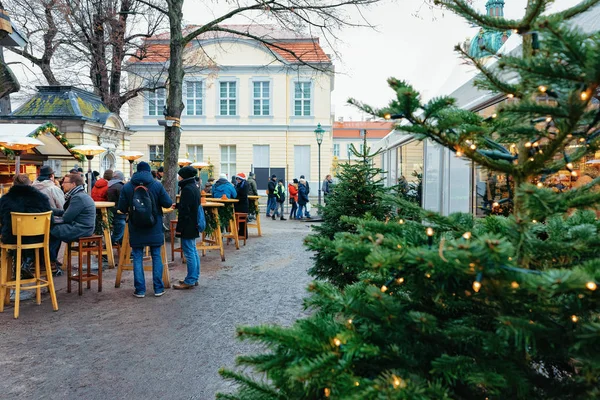 ベルリン ドイツ 2017年12月9日 ドイツ 冬のベルリンのシャルロッテンブルク宮殿近くのクリスマスマーケット バザールの工芸品アイテムを持つアドベントフェアデコレーションと屋台 — ストック写真