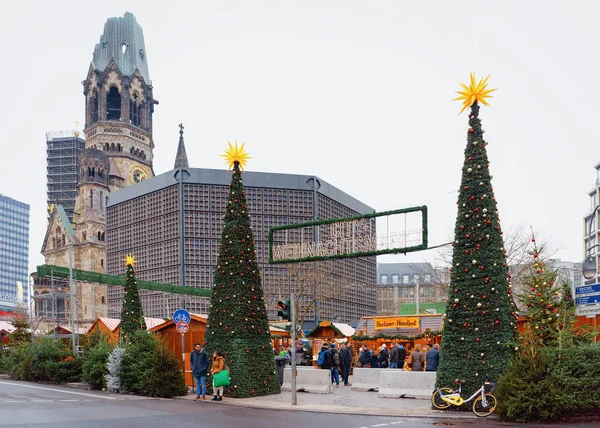 Berlin Németország December 2017 Karácsonyfák Karácsonyi Piacon Kaiser Wilhelm Emléktemplom — Stock Fotó