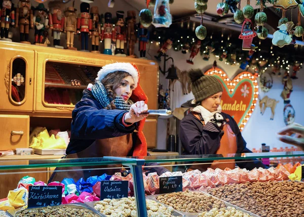 Berlin Deutschland Dezember 2017 Mädchen Verkaufen Süße Nüsse Auf Dem — Stockfoto