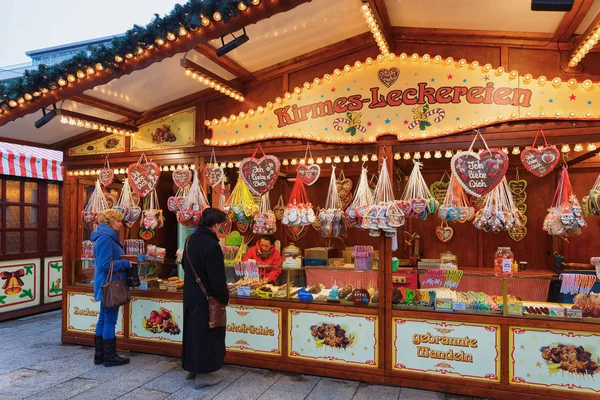 Berlijn Duitsland December 2017 Mensen Kraampjes Met Snoep Kerstmarkt Kaiser — Stockfoto