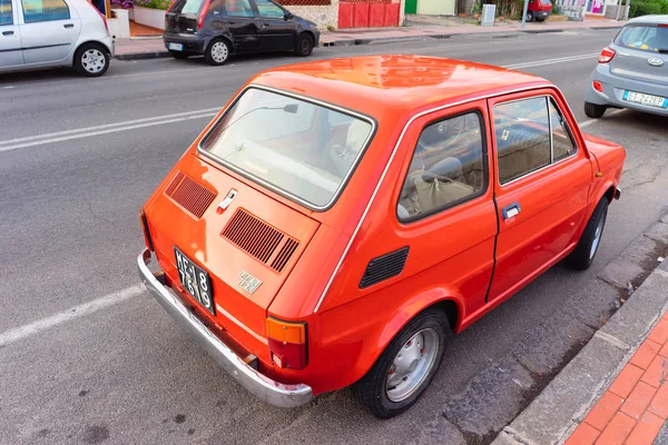 サンタ テレサ リヴァ イタリア 2017 メッシーナのサンタ テレサ リヴァの道路で赤い古いフィアット126車 シチリア イタリア — ストック写真