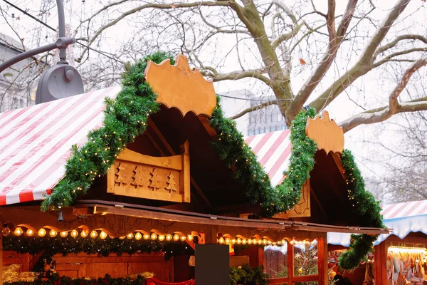 冬のベルリン ドイツのカイザーヴィルヘルム記念教会のクリスマスマーケットの装飾 バザールの工芸品アイテムを持つアドベントフェアと屋台 — ストック写真