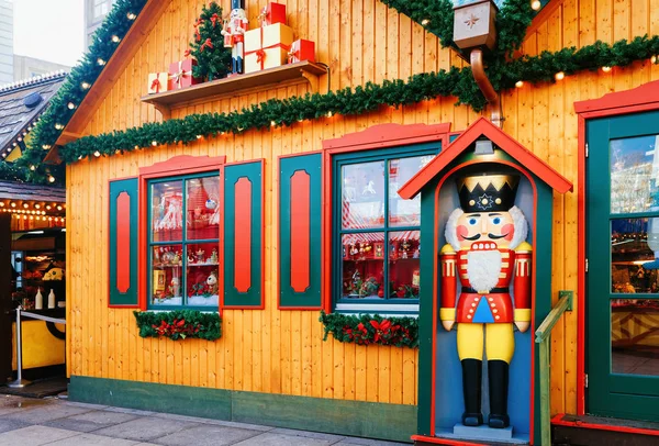 冬のベルリン ドイツのアレクサンダー広場のクリスマスマーケットでナッツクラッカー バザールの工芸品アイテムを持つアドベントフェアデコレーションと屋台 — ストック写真