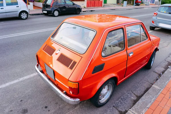 Rød Gammel Bil Vejen Santa Teresa Riva Messina Sicilien Italien - Stock-foto