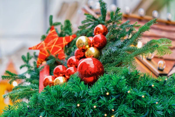 Kış Berlin, Almanya Mitte Opernpalais Noel Pazarı'nda Süslemeler. Çarşıda El Sanatları Öğeleri ile Advent Fuar Dekorasyon ve Tezgahlar.