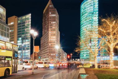 Kış Berlin, Almanya Noel dekorasyonu ile Potsdamer Platz Meydanı.