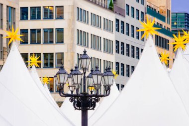 Winter Berlin, Almanya Gendarmenmarkt Noel Pazarı'nda Yıldız. Çarşıda El Sanatları Öğeleri ile Advent Fuar Dekorasyon ve Tezgahlar.