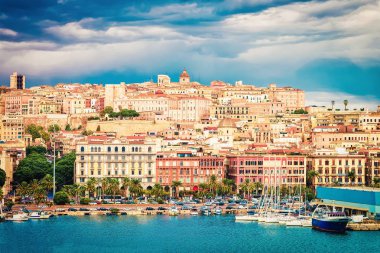 Sardunya adasında mimari ve Akdeniz ile Cagliary cityscape, Yaz İtalya