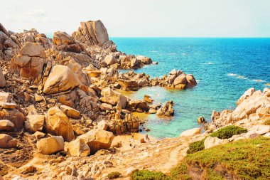 Santa Teresa Gallura'da Capo Testa Plajı, Yaz İtalya'sında Sardunya Adası'nda Akdeniz'de.