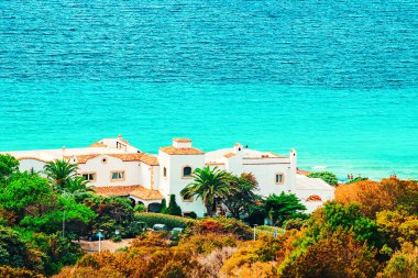 Yaz İtalya'da Sardunya Adası'nda Akdeniz'de Santa Teresa Gallura Capo Testa görünümü.