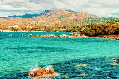 İtalya 'nın Sardunya Adası' ndaki Akdeniz 'in Mavi Suları' ndaki Capriccioli Sahili